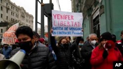 Los manifestantes se reúnen frente a un edificio judicial para mostrar su apoyo a Yenifer Paredes, la cuñada del presidente de Perú, Pedro Castillo, en Lima, Perú, el domingo 28 de agosto de 2022.