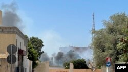 লিবিয়ার রাজধানী ত্রিপোলিতে প্রতিদ্বন্দ্বী গোষ্ঠীগুলির মধ্যে গুলি বিনিময়ের সময় আকাশে ধোঁয়ার কুণ্ডলী উড়তে দেখা যাচ্ছে। ২৭ আগস্ট, ২০২২। 