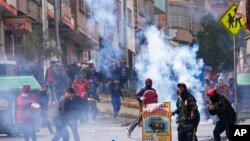 Cultivadores de coca arrojan piedras y cartuchos de dinamita a la policía durante el cuarto día de enfrentamientos cerca del mercado de coca en La Paz, Bolivia, el lunes 8 de agosto de 2022.