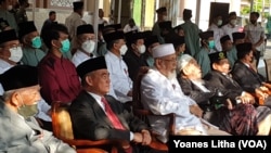 Abu Bakar Baasyir (baju putih dan peci putih) ikut upacara bendera perayaan HUT ke 77 Kemerdekaan Republik Indonesia di dalam ponpes Al Mukmin Ngruki Sukoharjo, Rabu (17/8).