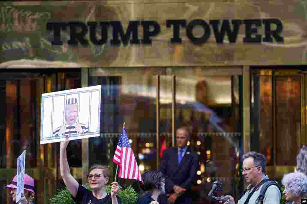 El edificio del expresidente Donald Trump, en Nueva York, fue el lugar de encuentro de algunos manifestantes.