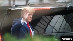 Donald Trump sale de Trump Tower dos días después de que agentes del FBI allanaran su casa de Mar-a-Lago Palm Beach, en la ciudad de Nueva York, EE. UU., 10 de agosto de 2022. REUTERS/David 'Dee' Delgado