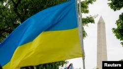 Архівне фото: Український прапор під час маршу біля National Mall у Вашингтоні, США, 1 травня 2022 р. REUTERS/Elizabeth Frantz