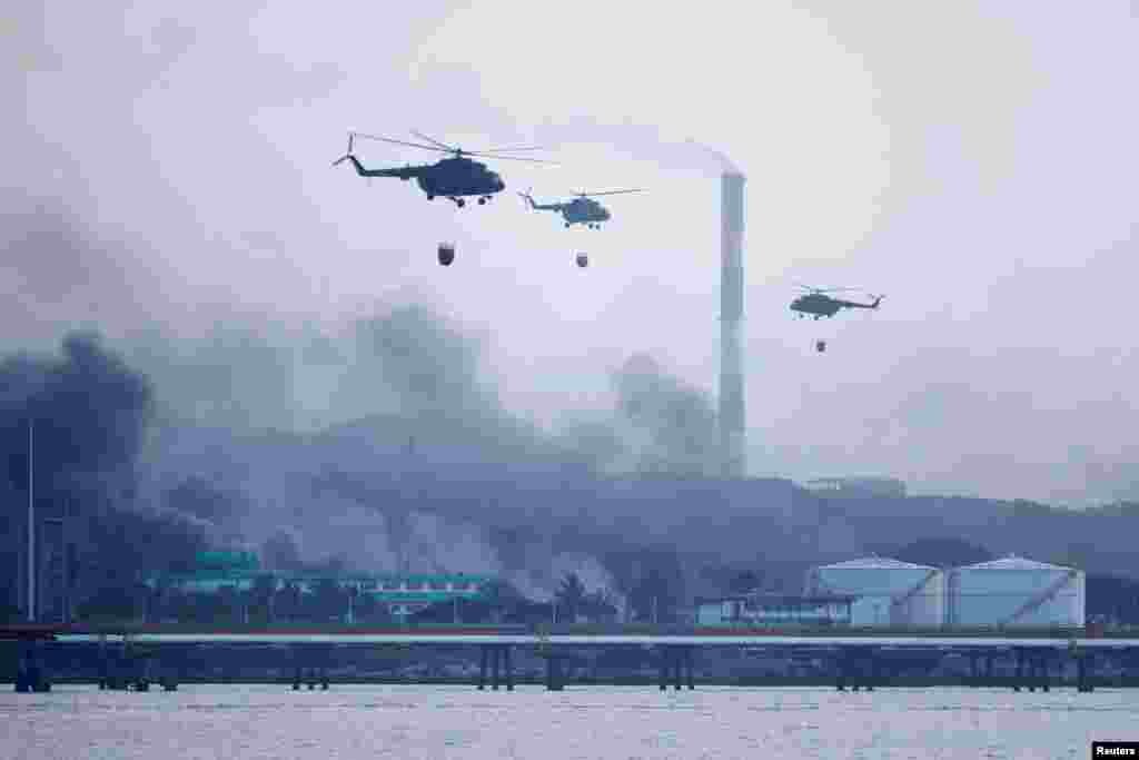 Helicópteros sobrevuelan el área de la explosión arrojando agua para apagar las llamas.&nbsp;