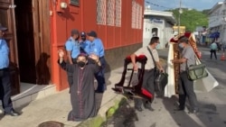 Policía de Nicaragua arresta a 6 sacerdotes, incluido un obispo