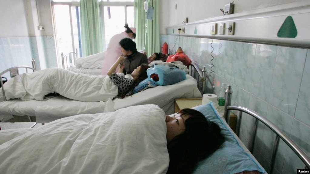 资料照：一名叫“小红”的女子被迫堕胎后躺在广州天河区医院的妇产科病房里。（2009年2月28日）(photo:VOA)