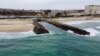 Dermaga tempat residu air garam dan campuran air laut dibuang kembali ke laut di pabrik desalinasi Air Poseidon di Carlsbad, California, AS, 22 Juni 2021. (REUTERS/Mike Blake)