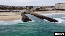 Dermaga tempat residu air garam dan campuran air laut dibuang kembali ke laut di pabrik desalinasi Air Poseidon di Carlsbad, California, AS, 22 Juni 2021. (REUTERS/Mike Blake)