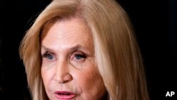 Anggota DPR AS Carolyn Maloney berbicara kepada para pendukungnya dalam acara pesta pemilu di New York, pada 23 Agustus 2022. (Foto: AP/Julia Nikhinson)