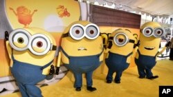 资料照片:扮成小黄人的卡通人物抵达洛杉矶好莱坞中国剧院举行的《小黄人大眼萌：神偷奶爸前传》首映式。(2022年6月25日)