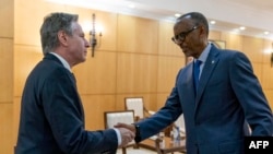 Antony Blinken (G), secrétaire d'Etat ya Amerika apesi mbote na président Paul Kagame (D) ya Rwanda, na village Urugwiro, na Kigali, le 11 août 2022