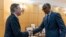 Antony Blinken (G), secrétaire d'Etat ya Amerika apesi mbote na président Paul Kagame (D) ya Rwanda, na village Urugwiro, na Kigali, le 11 août 2022