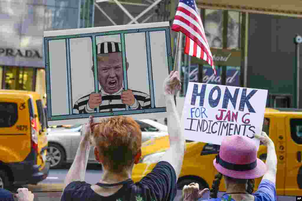 Con carteles alusivos al Asalto al Capitolio, ocurrido el 6 de enero de 2021, manifestantes se apostaron a las afueras de la Trump Tower en Nueva York.