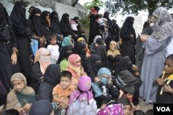 Some Rohingya women collecting charity from an NGO in Hyderabad. Most Rohingya refugees in India do menial jobs, to earn their livelihood. (Mir Imran/VOA)