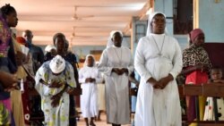 Foto ilustrasi yang menunjukkan sejumlah biarawati menghadiri misa di Gereja Our Lady of Kaya di Kaya, Burkina, Faso, pada 16 Mei 2019. (Foto: Reuters/Anne Mimault)