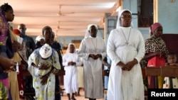 Foto ilustrasi yang menunjukkan sejumlah biarawati menghadiri misa di Gereja Our Lady of Kaya di Kaya, Burkina, Faso, pada 16 Mei 2019. (Foto: Reuters/Anne Mimault)