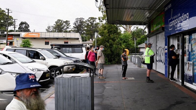 COVID-19 Experts Urge Australians to Wear Masks Even as Latest Omicron Wave Passes