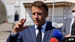 Le président français Emmanuel Macron s'adresse à la presse après avoir visité le cimetière chrétien de Saint-Eugène à Alger, le 26 août 2022.