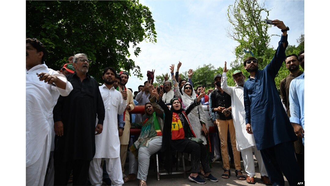 Pendukung mantan perdana menteri Pakistan Imran Khan meneriakkan slogan-slogan saat mereka berjaga di luar kediaman Khan di Islamabad pada 22 Agustus 2022. (Foto: AFP)