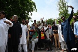 Pendukung mantan perdana menteri Pakistan Imran Khan meneriakkan slogan-slogan saat mereka berjaga di luar kediaman Khan di Islamabad pada 22 Agustus 2022. (Foto: AFP)