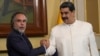 Armando Benedetti, hoy ex embajador de Colombia en Caracas, estrecha su mano con la del presidente de Venezuela, Nicolás Maduro, durante una reunión tras asumir su cargo, el 29 de agosto de 2022.