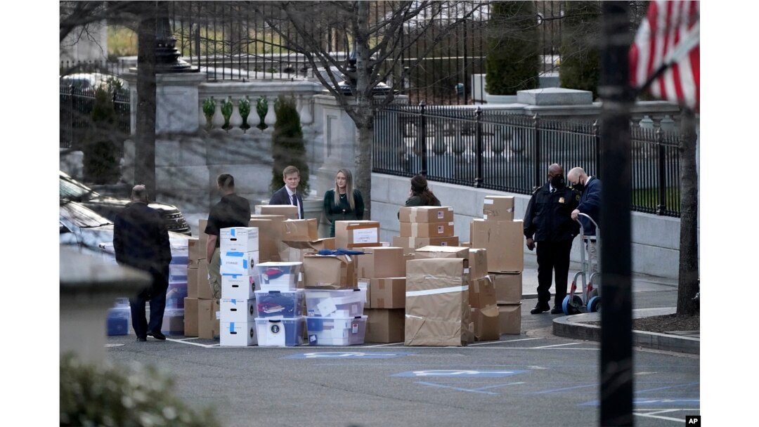 Arhiv - Ljudi pored kombija nakon što su kutije iznete iz Eisenhowerovog ureda u kompleksu Bijele kuće u Washingtonu.