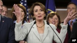 La líder de la Minoría demócrata, Nancy Pelosi, de California, anunció este miércoles que continuará como tal durante el nuevo período legislativo.