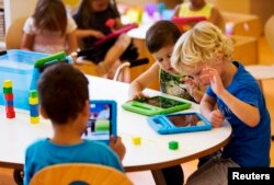 Murid-mudri belajar dengan menggunakan iPad di sekolah Steve Jobs, di Sneek, Belanda, 21 Agustus 2013. (Foto: Reuters)