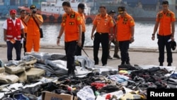 تیم‌های امداد و نجات اندونزی تا کنون ۲۶ کیسه حاوی بقایای قربانیان حادثه هواپیمای مسافربری «جی‌تی۶۱۰» را به کارشناسان تشخیص هویت ارسال کرده‌اند