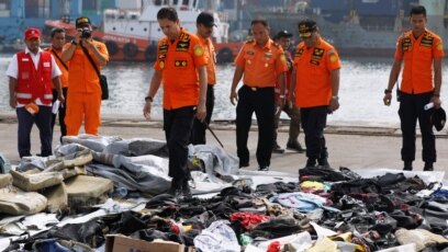 Giám đốc phụ trách các hoạt động tìm kiếm và cứu hộ sau tai nạn rớt máy bay của HHK Lion Air Muhammad Syaugi, duyệt qua những các mảnh vỡ và các vật dụng được tin là từ chiếc máy bay lâm nạn. Ảnh chụp ngày 30/10/2018. REUTERS/Edgar Su 
