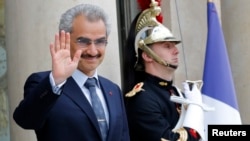 Saudi Arabian Prince Alwaleed bin Talal arrives at the Elysee palace in Paris, to attend a meeting with the French president, Sept. 8 , 2016.
