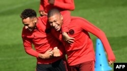 L'attaquant brésilien du PSG, Neymar, avec l'attaquant français Kylian Mbappe, lors d'une séance d'entraînement au camp d'entraînement du Camp des Loges, le 17 septembre 2018.