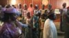Buhari invite les lycéennes libérées à reprendre leurs études