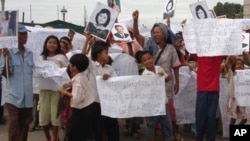 Cambodian villagers protest in a land dispute.