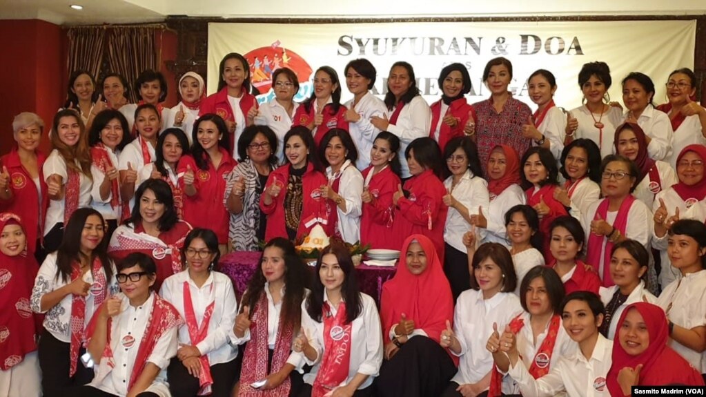 Relawan perempuan pendukung pasangan Joko Widodo-Ma'ruf Amin yang tergabung dalam Pertiwi menggelar syukuran kemenangan pemilihan presiden 2019. (Foto: Sasmito Madrim/VOA) 