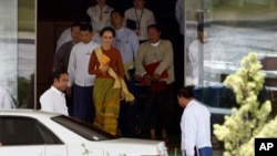 미얀마의 민주화 지도자 아웅산 수치 여사(가운데)가 1일 네피도 시 집무실에서 나오고 있다.