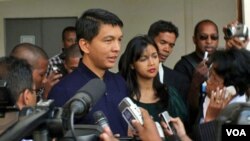 Presiden Andry Rajoelina berbicara pada media seusai pemilihan di Antananarivo.