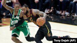 LeBron James, à droite, et Terry Rozier des Boston Celtics, Cleveland, Ohio, le 21 mai 2018. 