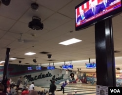 At MacDade Bowl in Holmes, Pennsylvania, bowlers competed in their weekly league as President Trump addressed the U.S. Congress, (C. Presutti/VOA)