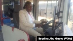 Sophie Diouck au volant d’un bus de la société Dakar Dem Dikk, à Dakar, Sénégal, 25 février 2017. (VOA/Seydina Aba Gueye)