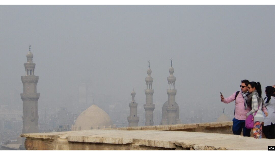 Nhìn từ Đền thờ Cổ thành trên một ngọn đồi xuống Cairo bị ô nhiễm nặng (Ảnh: Bùi Văn Phú)