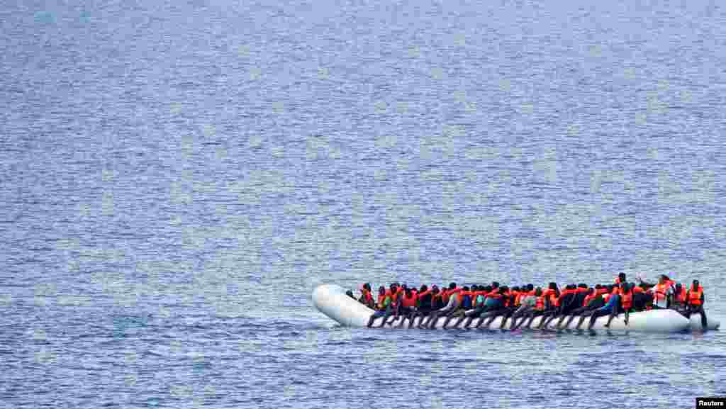 Kaum migran menunggu diselamatkan oleh awak kapal LSM &ldquo;Save the Children&rdquo; dari kapal Vos Hestia di Laut Meditteranea lepas pantai Libya.