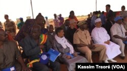 Cérémonie de lancement des travaux a eu lieu au niveau de l'aéroport de Gao, au Mali, le 16 octobre 2017. (VOA/Kassim Traoré)