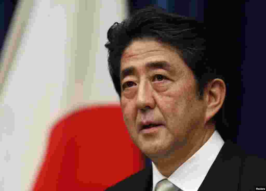 26일 새 일본 내각이 공식출범한 가운데, 도쿄에서 기자회견을 가진 아베 신조 신임 총리.