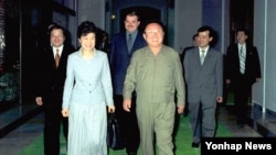 지난 2002년 5월 평양을 방문해 김정일 국방위원장(오른쪽)과 만난 박근혜 한국 새누리당 대통령 후보. 북한 매체들은 최근 한국 대선을 앞두고 박 후보에 대한 비난에 열을 올리고 있다.