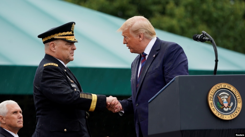 特朗普总统在欢迎仪式上问候新任美国参谋长联席会议主席米利上将。(2019年9月30日)