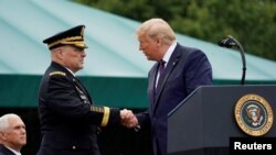 Presiden AS Donald Trump menyalami Ketua Kepala Staf Gabungan Jenderal (AD) Mark Milley dalam upacara di Pangkalan Bersama Myer-Henderson Hall, Virginia, AS, 30 September 2019. (Foto: Kevin Lamarque/Reuters)