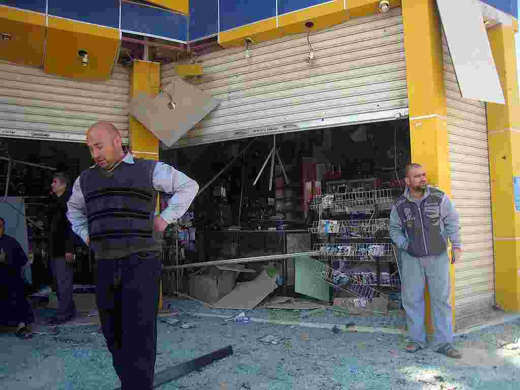 Warga setempat mendatangi lokasi serangan bom di Kirkuk (AP).