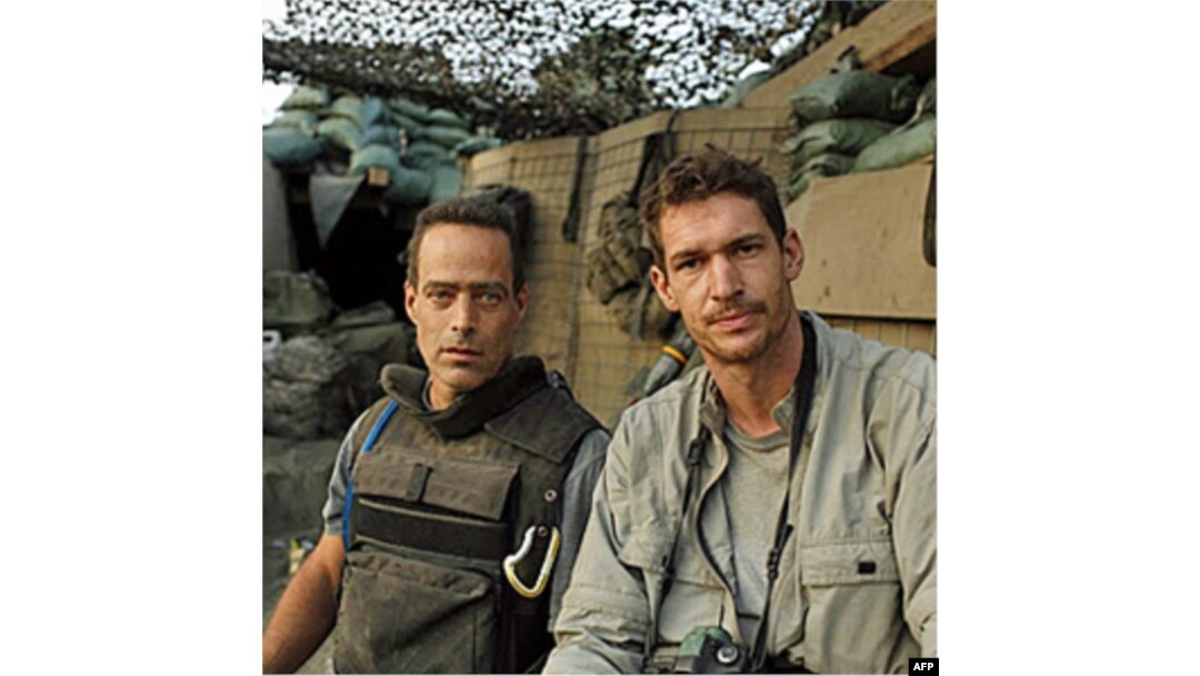 O'ngdan jurnalistlar Tim Xezerington va Sebastian Yunger Afg'onistonda 2010 yilda olingan suratda
