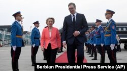 Predsednik Srbije Aleksandar Vučić i predsednica Evropske komisije Ursula fon der Lajen na beogradskom aerodromu (Foto: AP/Serbian Presidential Press Service) 
